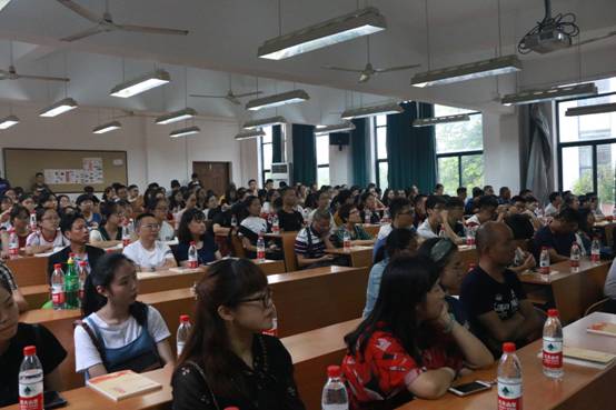 图片包含 室内, 天花板, 人员, 餐桌已生成极高可信度的说明